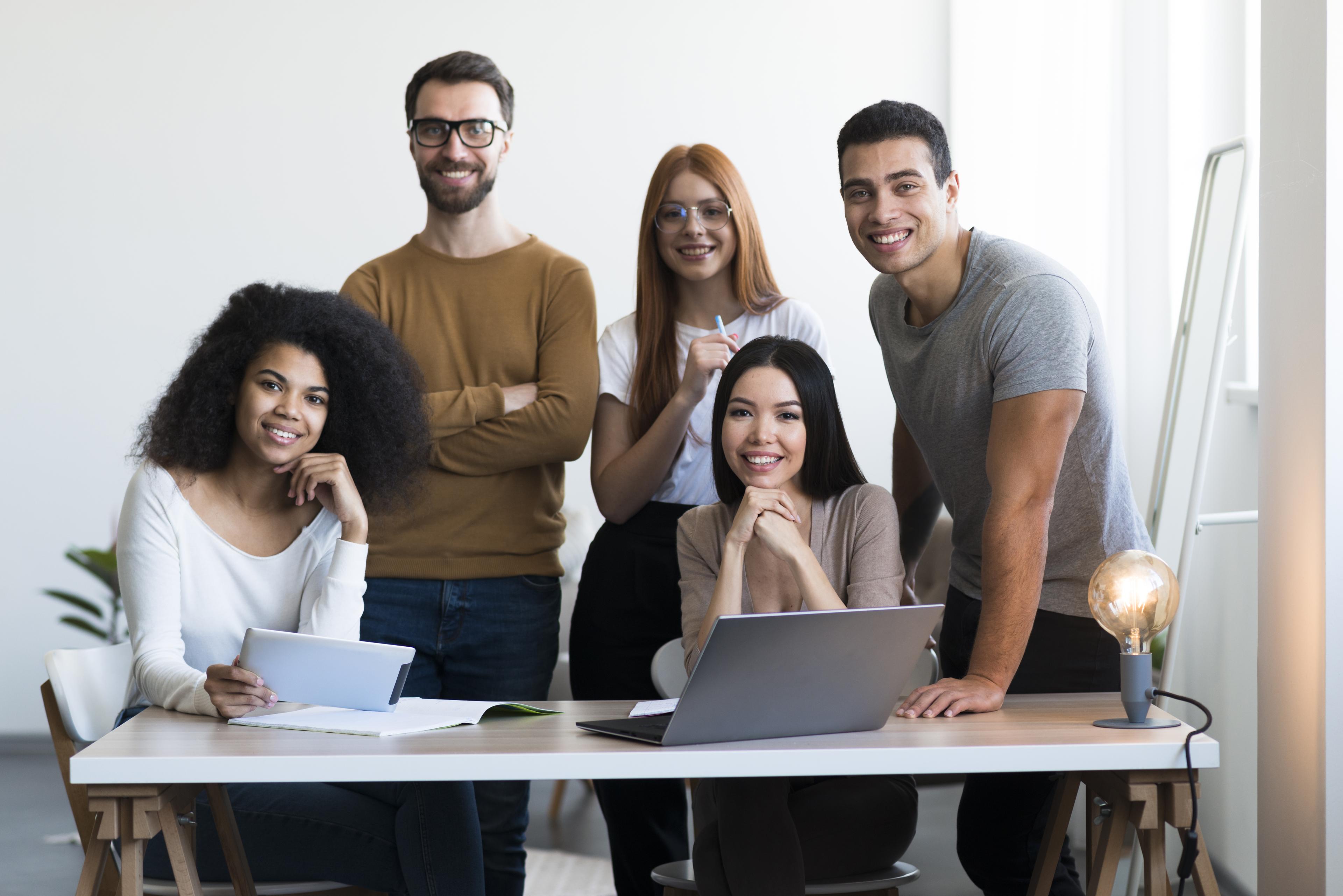 Profesionales jóvenes colaborando juntos